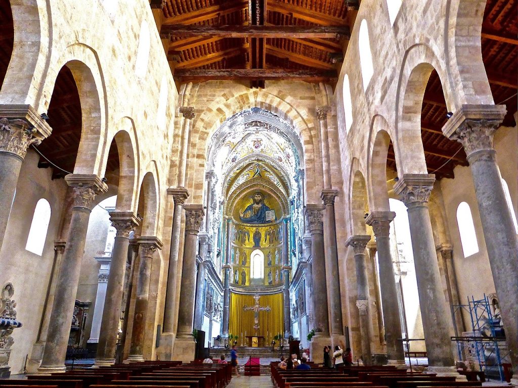 interior de la catedral de cefalu y su pantocrator