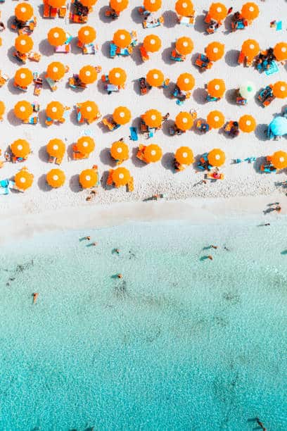 playa pública de sicilia y sus sombrillas