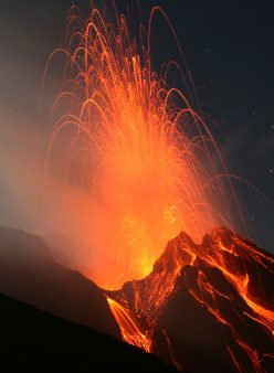 Isla de Stromboli durante una erupción