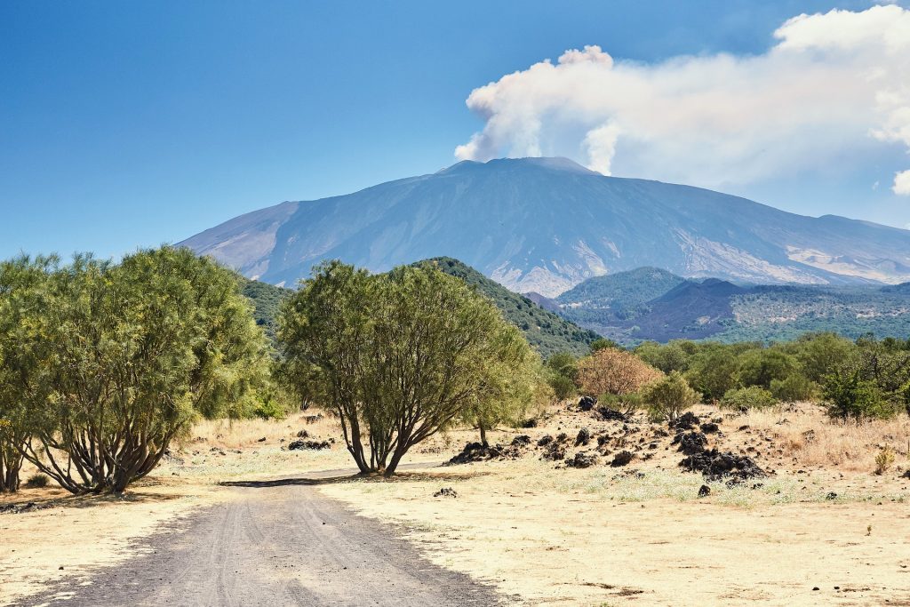 volcán Etna durante una explosión